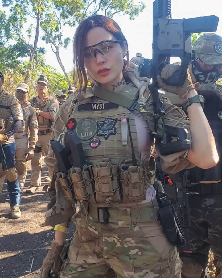 Anna Vargasのインスタグラム：「Presta atenção no briefing, minha filha!!! 😆 #operacaocascavel #cascavel5 @fabebsb . Parceiros: EQUIPAMENTOS TÁTICOS: @511tacticalbrasil . MUNIÇÃO: @spartanairsoftmunition . TREINAMENTOS TÁTICOS: @fhtreinamentosespeciais . MIRAS: @mundomira . PATCHES BORDADOS: @1ciadistintivosoficial . SITES: @sitevipinternet . CAMISETAS: @teamsix.brasil . #airsoft #airsoftbrasil #milsim #airsoftgirl #tactical #tacticool #military #airsoftcommunity #girlsandguns」