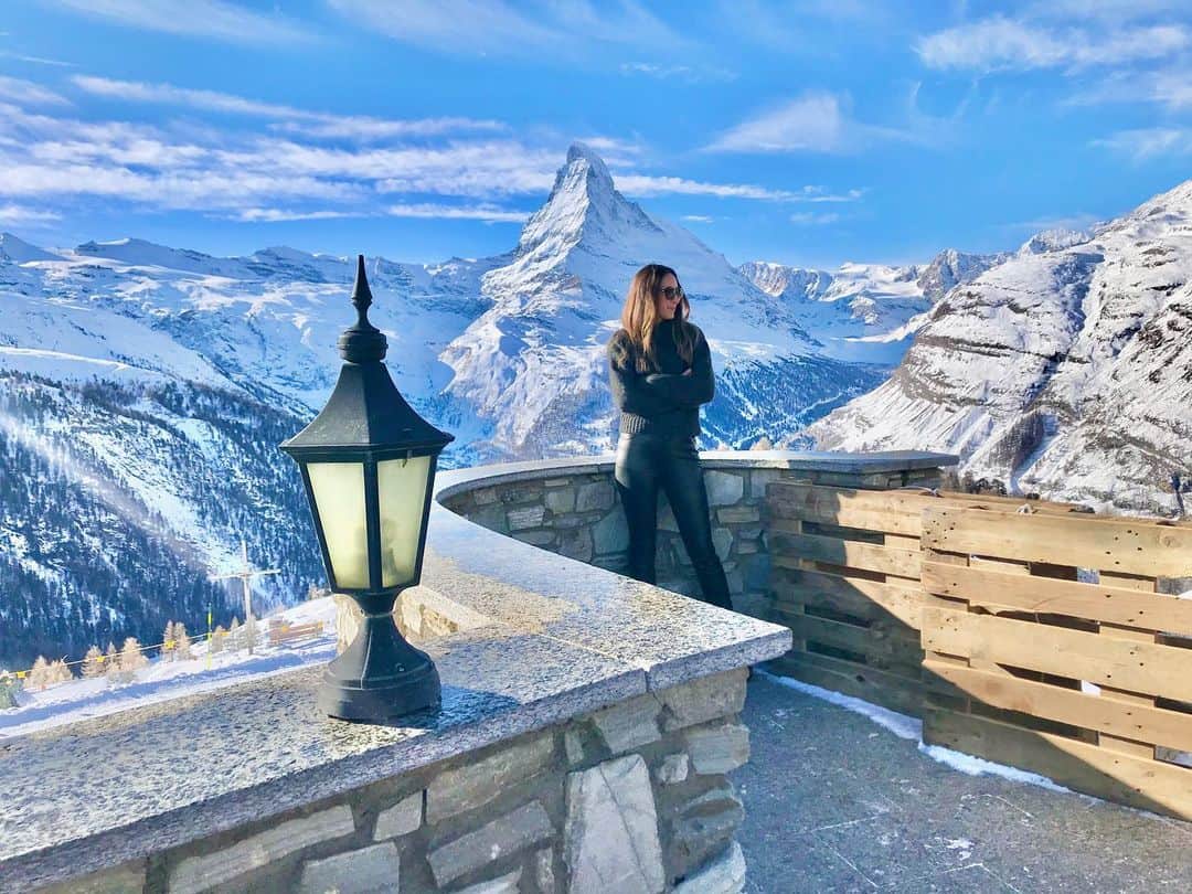 太田エイミーのインスタグラム：「Looking at this majestic view but with a heavy heart this year. You may have seen on the news that many surrounding European countries have closed their ski resorts due to covid. Switzerland decided to keep them open (also controversial). I feel like there is a lot of confusion, tension, anger, disappointment, sadness in Europe now. It’s hard to say what the correct decision is. I am here in Zermatt but every day I am worried about the virus, I try to keep lots of social distance and wash hands religiously, and I try not to let it completely consume me. At this point we don’t even know if we can have Christmas gatherings with the family next week if restrictions tighten. I pray that all this will soon be behind us.」
