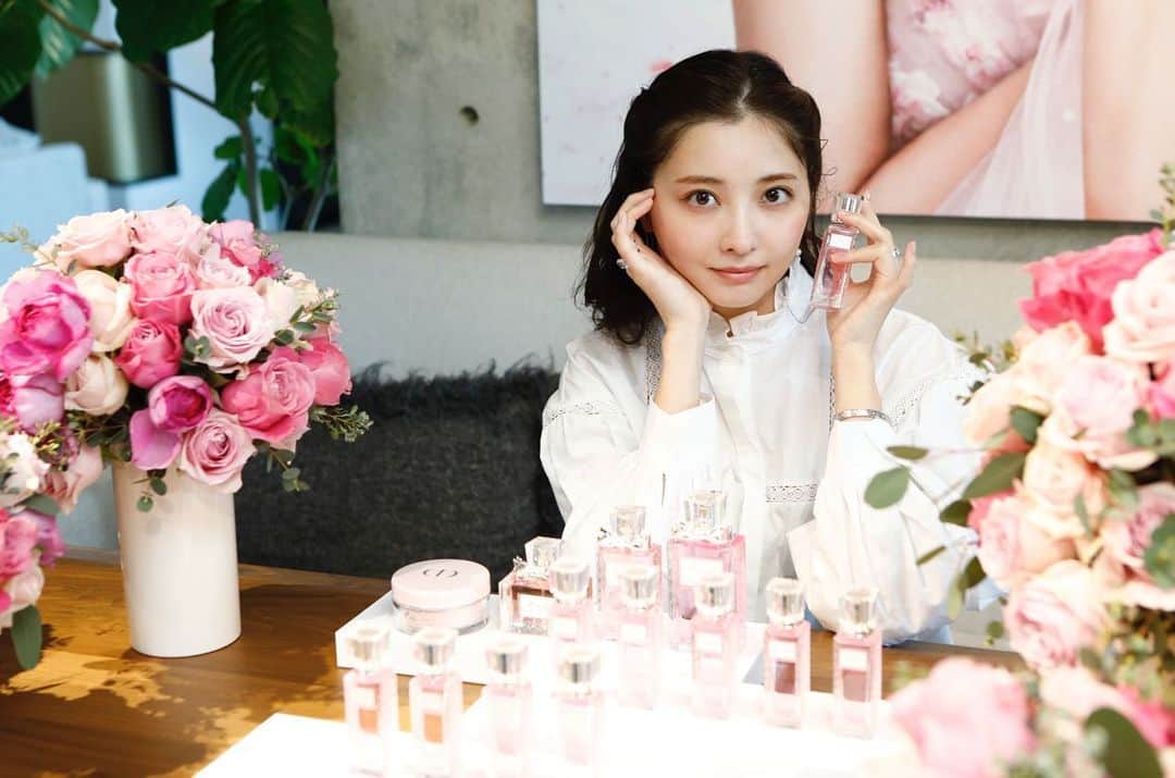 大石絵理のインスタグラム：「MISS DIOR rose & rose💐 2021年1月1日から発売される新しいコレクションを一足先に見せていただきました💜💖 ローズの華やかでフェミニンな香りに包まれた空間に心癒されました🥰  持ち運びに便利な小さなローラータイプが発売されるそうです♪ ぜひチェックしてみてね💕  @diorparfums  #ミスディオール #ローズアンドローズ」