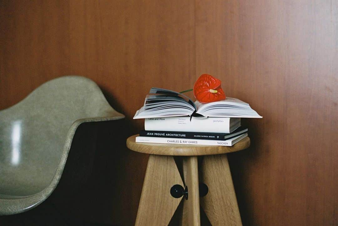 Nanaのインスタグラム：「いつかのフィルム  #35mmfilm  #lifewithkodak #portra400  #myroom #midcenturymodern」