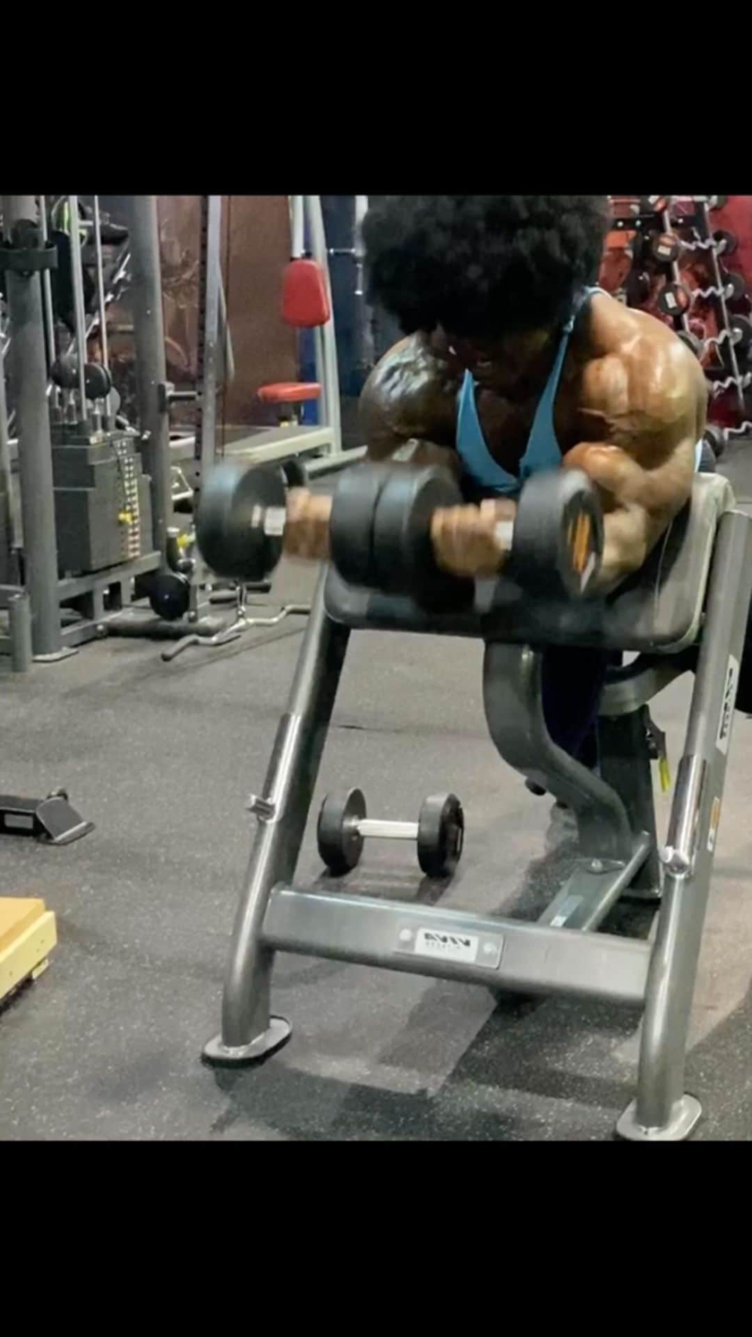 カイ・グリーンのインスタグラム：「💪🏾GROW YOUR ARMS There is a golden range where reps and load are optimized. You need a heavy enough load to create the necessary mechanical tension while stimulating the proper amount of hypertrophy. If you only train your arms once per week in a traditional split, they will get less stimulation and growth than training some arms two or three times per week. Biceps recover quickly enough to be trained 2-3 times per week. Thus, if you want to build bigger arms you should work them into several days of your weekly schedule.」
