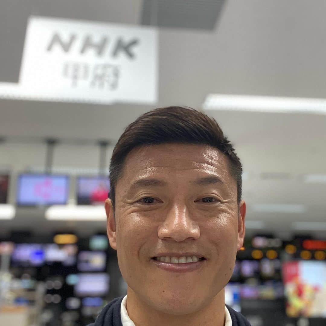 播戸竜二さんのインスタグラム写真 - (播戸竜二Instagram)「『NHK甲府放送局』 ・ 大阪の次は甲府へ！ 土曜日大阪！日曜日山梨！ ・ ヴァンフォーレ甲府 　　　vs 　　松本山雅 ・ いろいろな場所で解説を出来るのは幸せです！ ・ 山梨の皆さん、 どうでしたか？🎤 ・ 終わってから、 ほうとうや山梨ワインを楽しみました🍷 ・ 次からは地元の人にいろいろ聞いてもっと楽しもう！ ・ おばんざーい！ ・ ・ #バンド解説 #NHK甲府局 #山梨グルメ #山梨お土産 #大満足 #仕事後の一杯 #二重がヤバい」12月16日 22時08分 - ryuji_bando