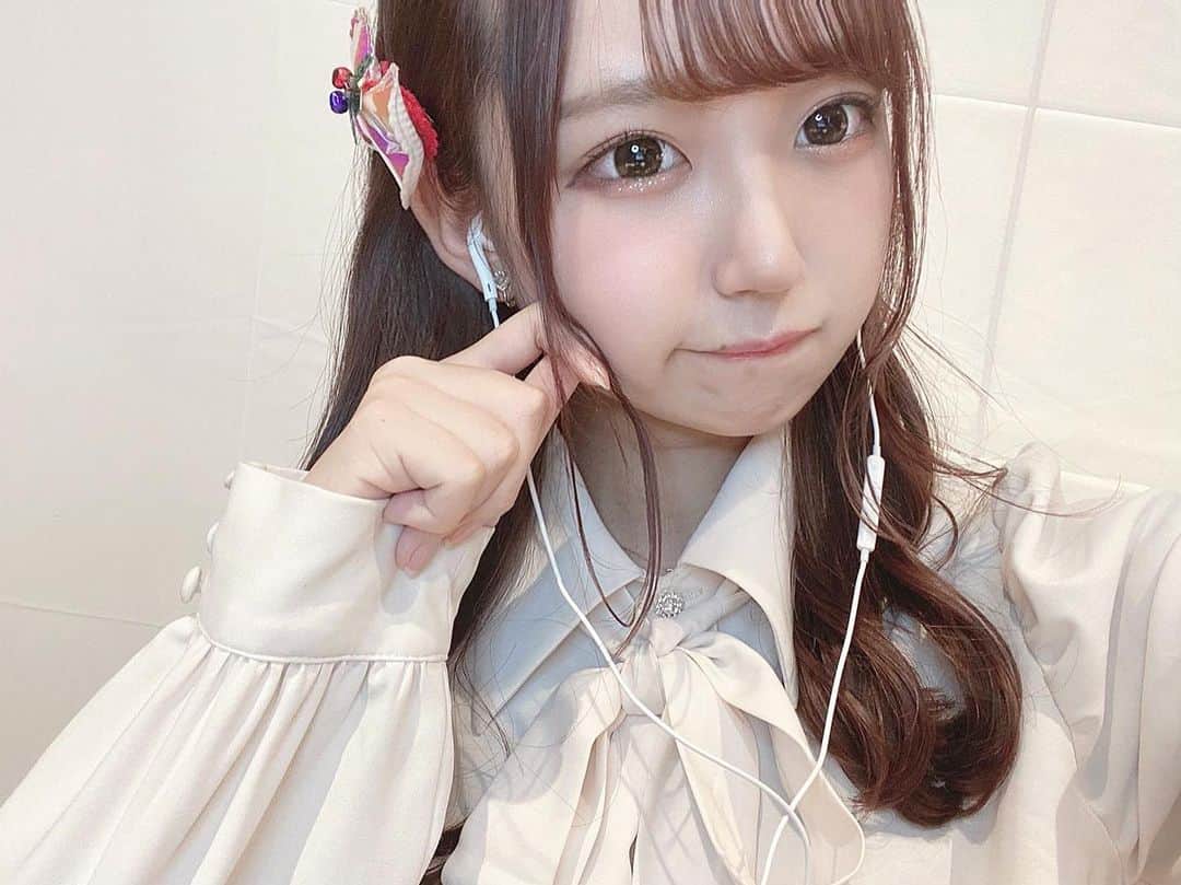 町田穂花のインスタグラム：「. . アップの写真…👶🏻 . トーク前に撮ったよんᐡ｡• ·̫ •｡ᐡ . #ガーリーコーデ #量産型コーデ #量産型  #量産型女子 #モノトーンコーデ #ブラウスコーデ #ウェーブ巻き #自撮り女子 #他撮り #自撮り界隈」