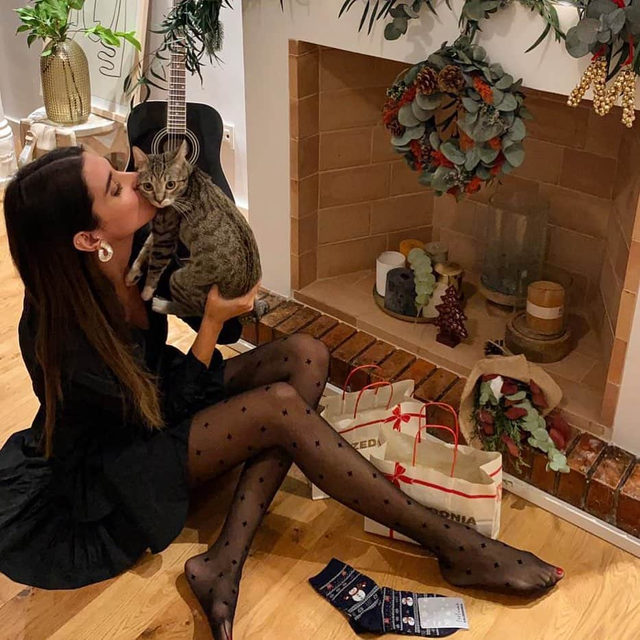 CALZEDONIAさんのインスタグラム写真 - (CALZEDONIAInstagram)「Funny tips for your Secret Santa! 🎄 Our Spanish girls chose #Calzedonia  for their special gifts! [MODC1699-FND036] #CalzedoniaGiftShop #italianLegwear #Socks」12月16日 22時19分 - calzedonia