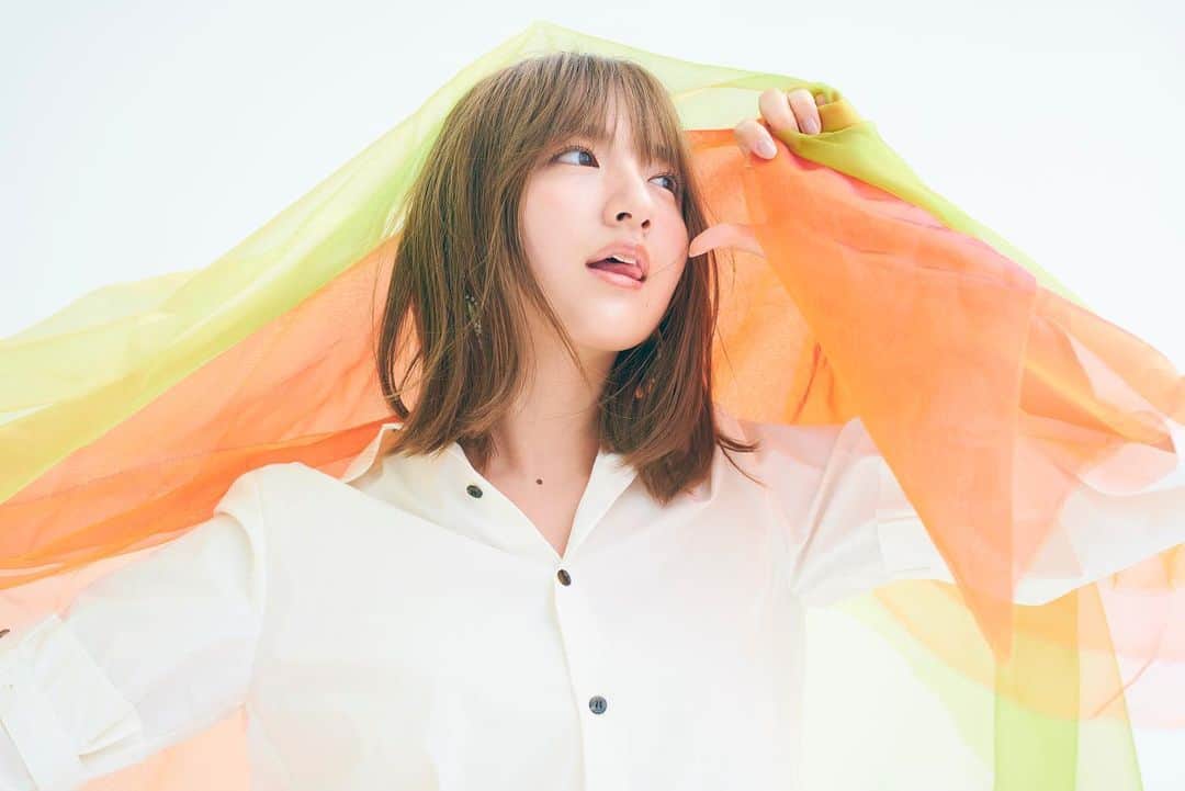 のインスタグラム：「久しぶりに #新ビジュアル もう少し公開💁‍♀️ . . #本日の瑛美子さん も近々 近況をお伝えできればと思っております。 着々と、少しずつ。 お知らせまでお待ちください🌹 . #鈴木瑛美子 by staff . . [ credit🌹] Art direction : Malko Ueda(MIRROR) @malko_05  Photo : Ko Kawaguchi @kokawaguchi  Styling : Miki Asano @asano_miki  Hair&Makeup : Sayoko Yoshizaki @sayoko_yoshizaki」