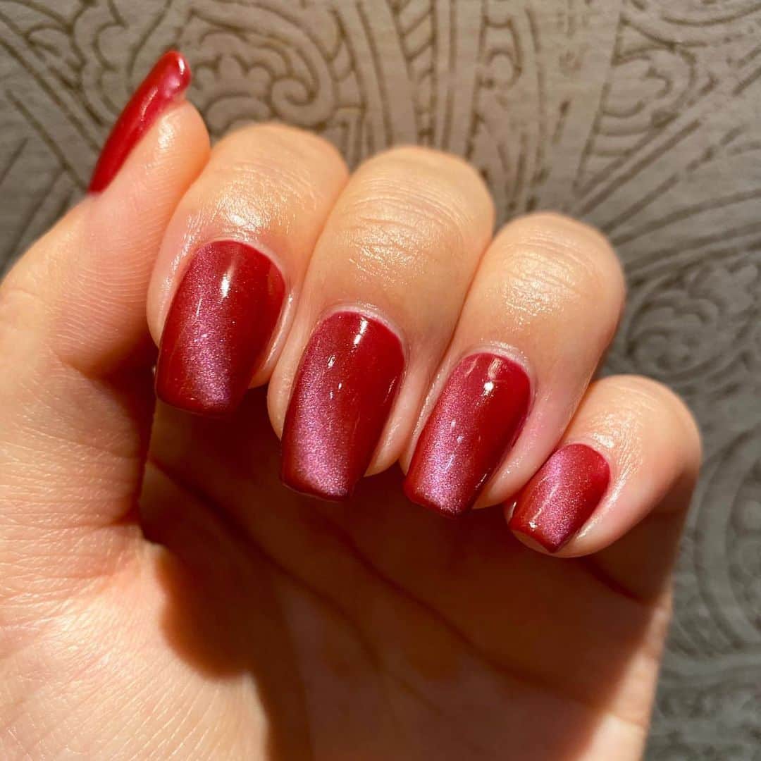 のインスタグラム：「🔴⁣ ⁣ ネイルパフェジェルといえば💃🏻👠🌹💄🍎❣️⁣ #マグネットジェル® 🧲⁣ ⁣ S4.エマンボルドー⁣ ⁣ 📷 @nailquick_operacity⁣ #ネイルクイックアラビアンナイトオペラシティ店⁣ 担当:ほり⁣ ⁣ ネット予約のメニュー選択⁣ 【ハンド】ジェルコース＋お好みのアート両手2〜3本まで(8500円〜)⁣ ⁣ お湯を使用した甘皮のお手入れをご希望の方は⁣ ハンド追加ウォーターケア(＋1000円)⁣ にチェックをお願いします。⁣ ⁣ 🟫#ネイルサロン @nailquick⁣ 🟪#ジェルネイル @nailparfaitgel⁣ ⁣ ⁣ 🟥アラビアンナイトオペラシティ店🧞‍♂️⁣ 営業時間 11:00〜21:00(最終受付20:00) ⁣ 03-6276-0388 ⁣ ⁣ #コロナ対策店⁣ #初台ネイルサロン⁣ #東京オペラシティ⁣ ⁣ ⁣ #ネイルクイック #nailquick⁣ #ネイルパフェジェル #nailparfaitgel⁣ ⁣ ┈┈┈┈┈┈┈┈┈┈┈┈┈┈┈┈┈┈┈┈⁣ 各店オリジナルのキャンペーンもございます✩࿐⁣ 各店SNSやホームページのキャンペーン情報もご確認ください。⁣ 🔗https://www.nailquick.co.jp/campaign/⁣ ⁣ ⁣ 📲ストーリーやハイライトも是非みてください🤲🏻⁣ ⁣ ﻿⁣ ⊰ 感染防止対策 ⊱⁣ ﻿﻿﻿ネイリストとお客様の間にパネルを設置しています。⁣ スタッフは、マスク、ゴーグル（またはメガネ、フェイスシールドのいずれか）手袋を着用、手袋はお客様毎に交換いたします。 ⁣ ⁣ ご来店時、お客様には検温と「感染対策チェックシート」のご確認、マスクの着用、手指消毒、施術中にスマートフォン等をお使いになる場合は、スマートフォンの消毒もお願いしております。⁣ ⁣ 安全・安心への取り組みとお客様へのお願い⁣ 🔗 https://www.nailquick.co.jp/campaign/kansentaisaku/⁣ ⁣ ご不便をお掛けしますが、ご理解・ご協力を賜りますよう、お願い申し上げます。⁣ ┈┈┈┈┈┈┈┈┈┈┈┈┈┈┈┈┈┈┈┈⁣ ⁣ ⁣ #ネイルデザイン #クリスマスネイル #冬ネイル #ワンカラー  #大人ネイル #トレンドネイル #赤ネイル #マグネットネイル #マグネットジェル #冬ネイル #ネイル好きな人と繋がりたい  #nail #red #gelnails #christmasnails  #xmasnails #naildesign #naildesigns #젤네일 #자석네일」