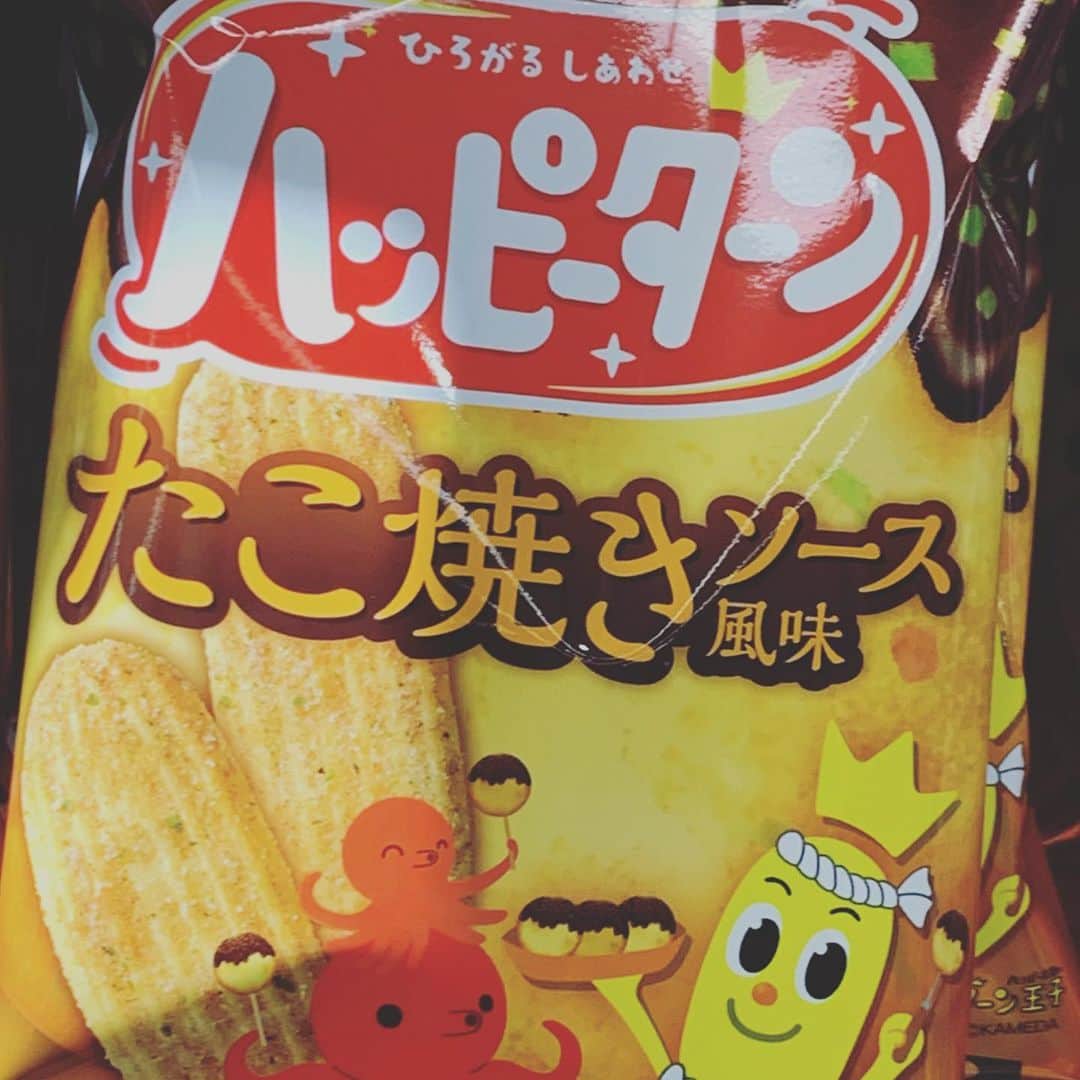 のインスタグラム：「なんて眩しい。夜な夜な課題をやってるとお菓子食べたくなり、チラチラ見てしまう😅  #ハッピーターン」