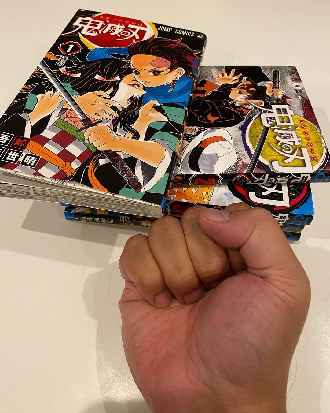 上江洌清作のインスタグラム：「鬼滅の刃と拳  #鬼滅の刃」