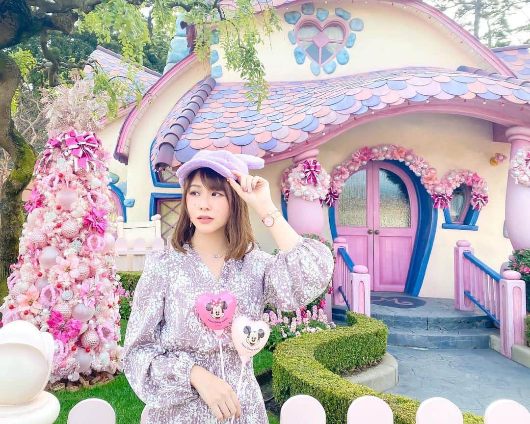 澪花さんのインスタグラム写真 - (澪花Instagram)「. 🎀冬の#ミニーちゃんの家 撮り方まとめ🎀 .  🗾#tokyodisneyland  📍#トゥーンタウン . クリスマスの時期は絶対撮りたいスポット🧸💕 この前パークで目の前の女の子たちが どう撮るか悩んでいたので、需要あるかな？と思って まとめ画像を作ってみました🎀 . 写真撮ってる最中に人が並ぶと焦っちゃうけど、 事前に構図を決めておくとちゃちゃっと撮れます🙆‍♀ .  👗 @snidel_official #snidel  ⌚ ＠danielwellington #danielwellington   .  💌ダニエルウェリントン様からの素敵なお知らせ ≫≫現在お得なクリスマスキャンペーン実施中🥰 ♡公式サイト&DW直営店舗にて2buy 25％OFF✨ ♡特別ギフトラッピングも無料🎁 ♡15％OFFクーポンコード【reica1】の併用OK！ （私には1円も入りませんので気軽に使ってね🧸）  .  #ダニエルウェリントン #dwクリスマス #ディズニー #disney #撮り方トリセツ #tokyodisneyresort #ミニー」12月16日 22時18分 - reicameraaa