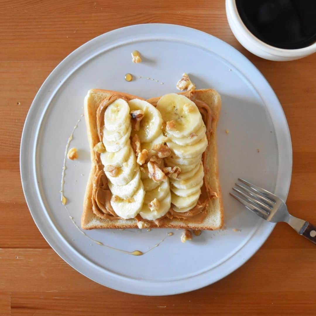 山崎佳のインスタグラム：「Today’s breakfast. ピーナッツバターとバナナ。 前に夫の妹が用事で東京まで来たときに、なぜか1.36kgのピーナッツバターをおみやげに持ってきてくれたんだけど、、、せっせと食べてもなかなか終わりが見えない！1.36kgはさすがに大きすぎる！」