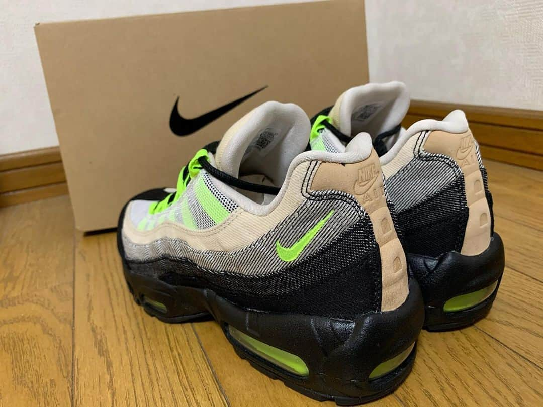 倉島大地さんのインスタグラム写真 - (倉島大地Instagram)「「DENHAM × NIKE AIR MAX 95 "VOLT"」👖👟 . . いつ買ったかも忘れたけど。2020モデルのイエローグラデも手に入れたい限り🤐🤐 . . 「ベストスコアが出そうな時のスプリットみたいな人生してるねって言われて帰り道に割とグサッときてる営業マンの彼」のような一足。 . . . #空想キックス #このタイプは小学生の時の夢とは全然違う今を生きてる #リレーの選手に選ばれた時が人生で一番輝いてた #好きな食べ物はラーメンの一択 #あと美容室が定まらない #まだ有線のイヤホン使ってる #あくまで空想ですが」12月16日 22時29分 - kurapi1