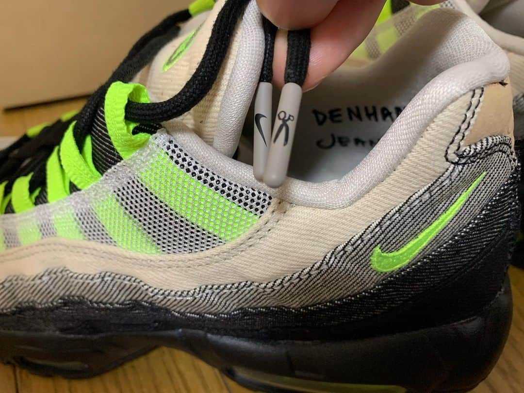 倉島大地さんのインスタグラム写真 - (倉島大地Instagram)「「DENHAM × NIKE AIR MAX 95 "VOLT"」👖👟 . . いつ買ったかも忘れたけど。2020モデルのイエローグラデも手に入れたい限り🤐🤐 . . 「ベストスコアが出そうな時のスプリットみたいな人生してるねって言われて帰り道に割とグサッときてる営業マンの彼」のような一足。 . . . #空想キックス #このタイプは小学生の時の夢とは全然違う今を生きてる #リレーの選手に選ばれた時が人生で一番輝いてた #好きな食べ物はラーメンの一択 #あと美容室が定まらない #まだ有線のイヤホン使ってる #あくまで空想ですが」12月16日 22時29分 - kurapi1