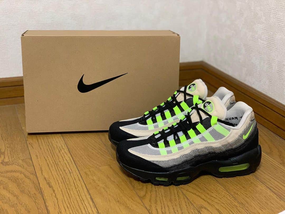 のインスタグラム：「「DENHAM × NIKE AIR MAX 95 "VOLT"」👖👟 . . いつ買ったかも忘れたけど。2020モデルのイエローグラデも手に入れたい限り🤐🤐 . . 「ベストスコアが出そうな時のスプリットみたいな人生してるねって言われて帰り道に割とグサッときてる営業マンの彼」のような一足。 . . . #空想キックス #このタイプは小学生の時の夢とは全然違う今を生きてる #リレーの選手に選ばれた時が人生で一番輝いてた #好きな食べ物はラーメンの一択 #あと美容室が定まらない #まだ有線のイヤホン使ってる #あくまで空想ですが」