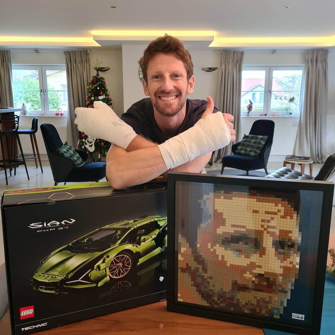 ロマン・グロージャンのインスタグラム：「Mega hyper super bloody awesome!!!!  Myself in lego and the Lamborghini to build when I've my hands back.  Thank you so much @legofrance_official for the surprise ❤🙏💯 #r8g #lego #unique」