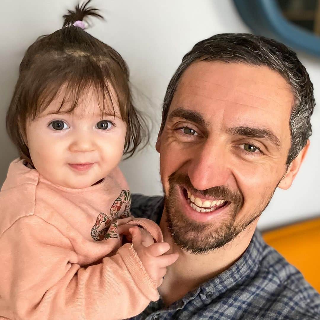 ロベルト・ヒルバートのインスタグラム：「Viele Menschen treten in dein Leben, aber nur wenige in deine Welt 🌍. #thankful #baby #juna #1903 #love #family #minime #nevergiveup #timeflies #keepsmiling #positivevibes #lifestyle #baba #cutest」
