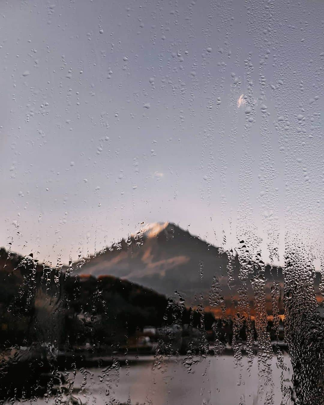 福田洋昭のインスタグラム：「My Fuji mood through the hot springs ♨️💭 #mood #mtfuji #hotsprings #teampixel」