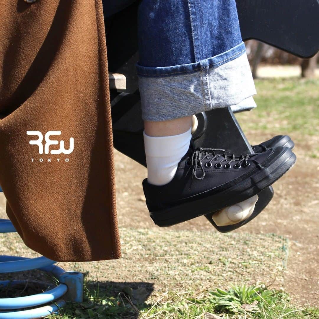 のインスタグラム：「【RFW 2020AW】  BAGEL-LO GABA -Black-  2020年秋冬新作コレクションから、 アッパーにアッパーにコットンギャバジンを使用した BAGEL-LOが発売中  コットンギャバジンはバーバリーのトレンチコートなどに用いられる素材で、光沢感やドライタッチが印象的です。  www.rfwtokyo.com  #rfw #rfwtokyo #rhythmfootwear #sneaker #sneakers #kicks #instashoes #instakicks #sneakerhead #sneakerheads #nicekicks #sneakerfreak #kickstagram #2020aw #autumn #winter #renewal #tokyo #rpm #rhythmprimarymarket #bagel #gaba #gabadine」