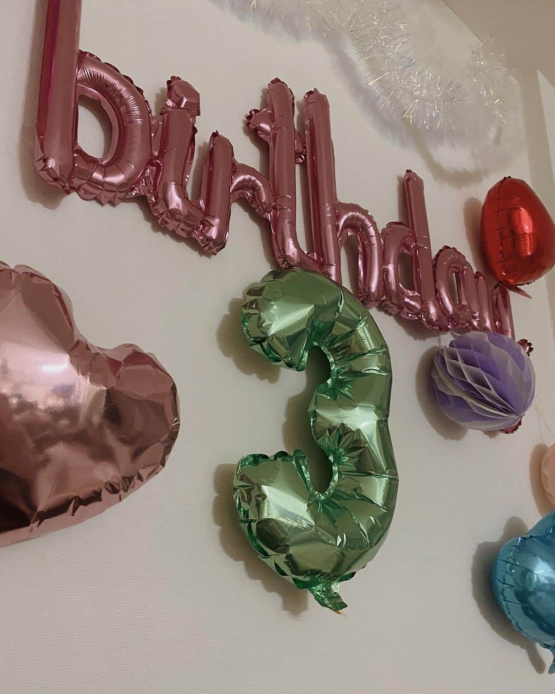 目見田早弥子のインスタグラム：「🎂. 👨🏼と夜な夜な飾り付け。 次女の出産やらなんだかんだあって 前もってあまり計画できておらず １週間前くらいに思い立ってセリアで買い漁った😂 こういうことやってる日に限って 子供たち起きてくるよねぇ👧🏻👶🏻💭 ちょっとフライングで見られちゃったけど 誕生日の朝、「わーい！わーい！」って喜んでくれて ほんまに良かった♡♡」