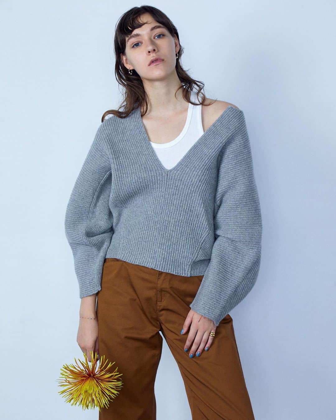 のインスタグラム：「. -New Arrival-ㅤㅤㅤㅤㅤㅤㅤㅤㅤㅤㅤㅤㅤ ㅤㅤㅤㅤㅤㅤㅤㅤㅤㅤㅤㅤㅤ ㅤㅤㅤㅤㅤㅤㅤㅤㅤㅤㅤㅤㅤㅤㅤㅤㅤㅤㅤㅤㅤㅤㅤㅤㅤㅤ ▶︎TOPS 【AMERICAN RAG CIE / アメリカンラグシー 】 アゼアミドルマンスリーブニット Women's ¥ 16,000(＋tax）  ゆったりとボリュームを持たせたシルエットにあえて深めのキーネックにすることで今年らしいデザインに。 着ると柔らかで暖かく、心地よいゆるさがポイントです。中にTシャツやロンT、タートルネックやシャツ、ワンピースを合わせて様々なスタイリングが楽しめます。  #アメリカンラグシー  #americanragcie」