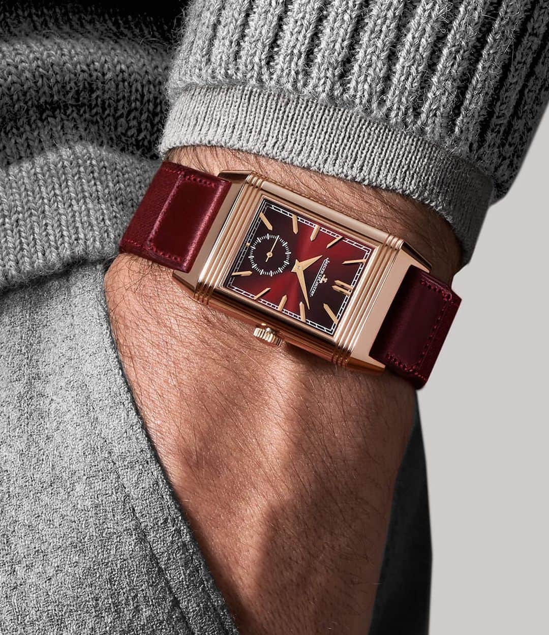 WATCHMANIAのインスタグラム：「Jaeger-LeCoultre has introduced a reinterpretion of one of its most loved models, Reverso, to pay tribute to the 90th anniversary of Reverso. Details and pricing on the web site. Link in bio.  Jaeger-LeCoultre en çok sevilen modellerinden biri olan Reverso’yu 90. yıl dönümü münasebetiyle yeniden yorumluyor. Detaylar ve fiyat bilgisi sitede. Link bioda.」