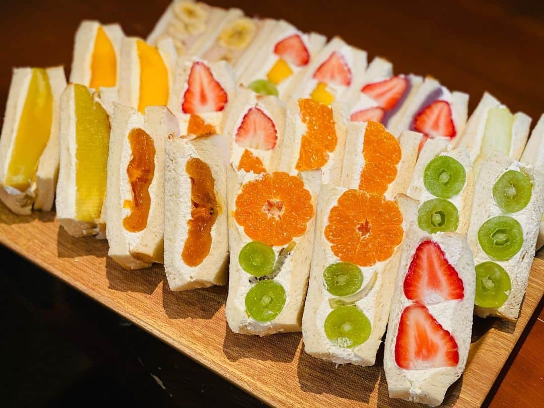 のインスタグラム：「昨日のててて！中継✨ 富士河口湖町にある サンドウィッチ専門店RYOへ♪  見た目も味も大満足なフルーツサンドでした❤️ まさに「萌え断」✨ 心ときめきますね〜♬  #もぐもぐタイム  #萌え断 #萌え断サンド #山梨県 #山梨 #yamanashi #甲府 #アナウンサー #ラジオパーソナリティ #ラジオパーソナリティー #ラジオ #radio #radiko #山梨放送 #ybsラジオ #小松千絵 #山梨スピリッツ #山梨スポーツ #スポーツ好き」