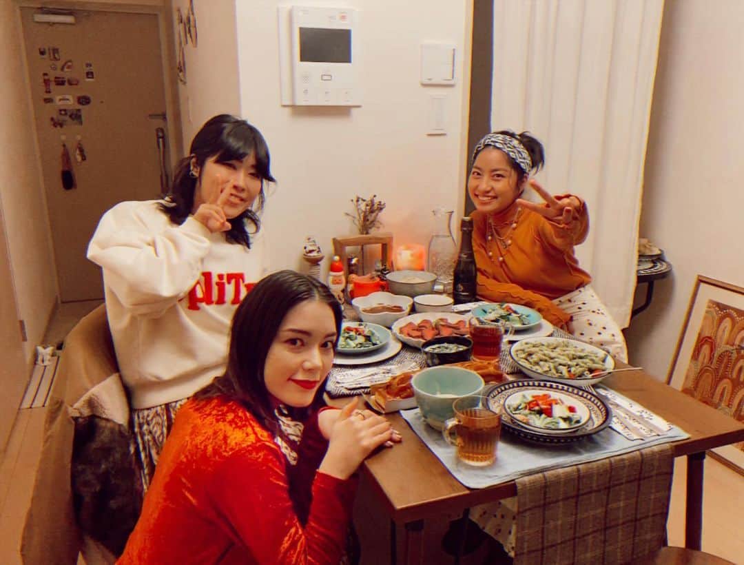 Rihwaさんのインスタグラム写真 - (RihwaInstagram)「X'mas Party 2020🎄✨☃️💖🎅 with @yasudarei & @yukamizz  みんなでそれぞれ持ち寄って料理したりテーブルセットしたり部屋キラキラに装飾したり、あみだくじでプレゼント交換もして、どれもが最高に楽しかった＆美味しかった！！！！！🤣💖🙏🏽✨ 初めてローストビーフに挑戦したんだけど、フライパンとアルミホイルで簡単に出来ちゃったよ！またスペシャルな時にやろうと思う！😍✨ 人恋しい一年だったけど、友達の存在にすごくすごく救われたなぁ。大好きだよ！ありがとうレイちゃんゆかさん！！！！メリークリスマス！🎄💞☺️🌸 #Rihwa #安田レイ #YUKA #christmas #party #friends #love #thankyou」12月16日 22時46分 - rihwa_official