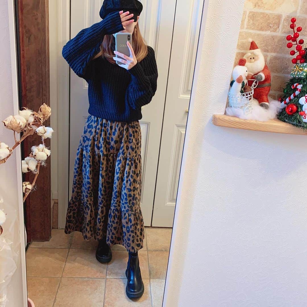 町田亜里香のインスタグラム：「today'scode♡ UNIQLOちゃんのニット🥰 寒すぎて中は裏起毛タイツ🥰🥰 寒い寒い寒い。毎日寒い。 裏起毛タイツ様様。 . . 今日はなんだかダル重で、 すっぴん🤪🤪 すっぴんこんな顔？🤪笑 . 明日こそ明日こそ、 やるぞ！🤩！ . . お洋服はタグ付け🏷 . . #ママコーデ #ママ  #カジュアルコーデ  #プチプラコーデ #プチプラ  #uniqlou #dholic」