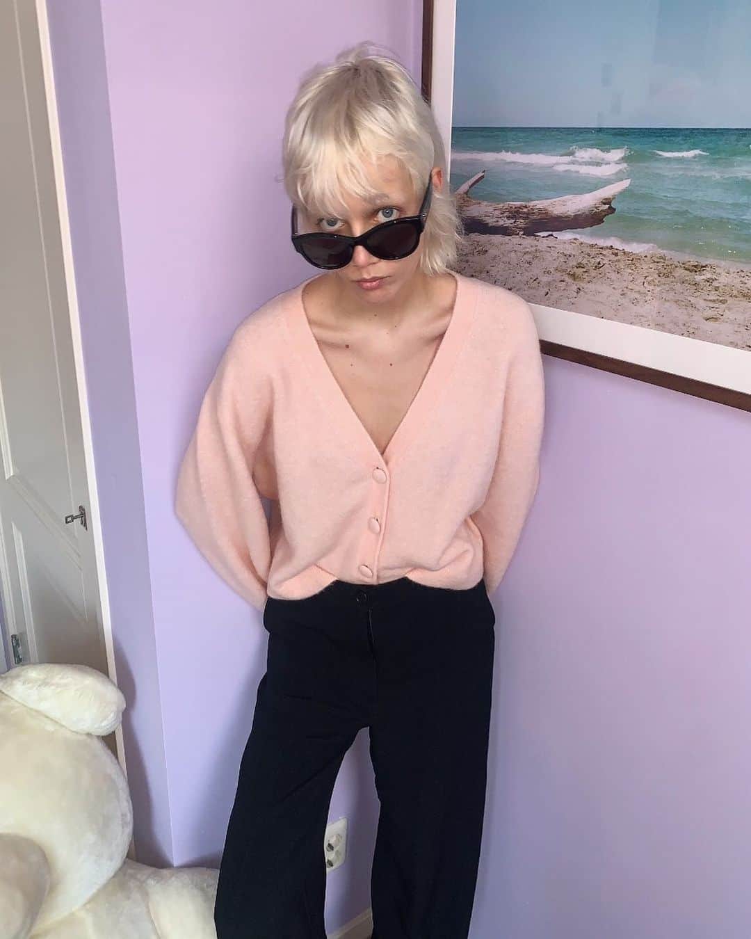 マリヤン・ジョンクマンのインスタグラム：「Always wear your sunglasses at home」