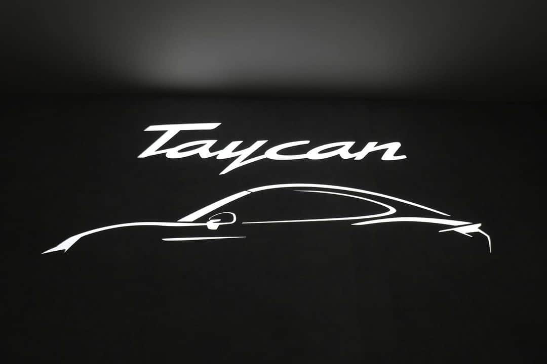 Porsche Japanさんのインスタグラム写真 - (Porsche JapanInstagram)「「Porsche Taycan Popup Harajuku」のカウンターはタイカンのテールライトの様に赤いラインが浮かび上がります。  [ハッシュタグキャンペーン実施中] 会場内の様子を#タイカン原宿 をつけてSNSで投稿すると、ドリンク1杯を無料で差し上げます。  [ドリンクメニュー] ・ホットコーヒー ・ミネラルウォーター ・スパークリングウォーター ・コーラ ・オレンジジュース 詳しくはプロフィールから特設サイトをチェック。  #ポルシェ #Porsche #タイカン #Taycan #サステナブルスポーツカー #タイカン原宿」12月16日 22時42分 - porsche_japan