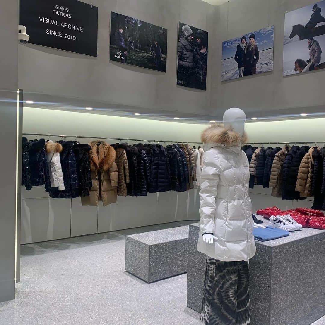 亀恭子さんのインスタグラム写真 - (亀恭子Instagram)「12/19 Grand Openの、 @tatras_conceptstore  のPreへ。  B1から2Fまで広い店内に、 タトラスといえばのダウンジャケットをはじめ・セレクトも共に 実に見応えあるラインナップ。  3Fは会員制のレストランで、 今宵お食事させて頂きました。 味もムードも最高でしたヨ❤︎  @____nozomin と店内を軽く見てみるつもりが、 わりと本気で見てじっくり悩みましたw  ビンテージアイテムも気になりながら 迷ったダウンもあったので、  早めに再来店しないと…  @tatras_conceptstore @tcs_aoyama #tatras #tatrasconceptstore #tcs_aoyama」12月16日 22時43分 - kame_kyo