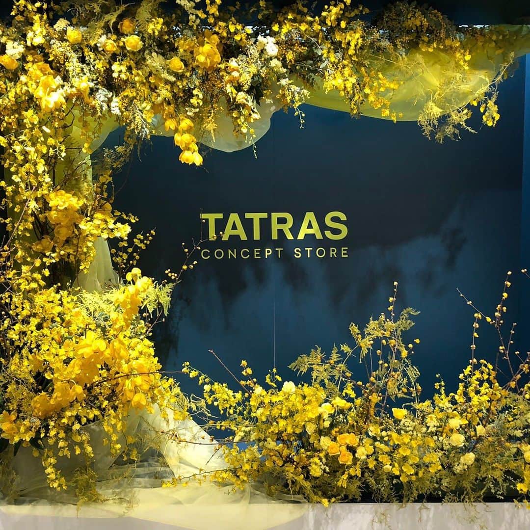 亀恭子のインスタグラム：「12/19 Grand Openの、 @tatras_conceptstore  のPreへ。  B1から2Fまで広い店内に、 タトラスといえばのダウンジャケットをはじめ・セレクトも共に 実に見応えあるラインナップ。  3Fは会員制のレストランで、 今宵お食事させて頂きました。 味もムードも最高でしたヨ❤︎  @____nozomin と店内を軽く見てみるつもりが、 わりと本気で見てじっくり悩みましたw  ビンテージアイテムも気になりながら 迷ったダウンもあったので、  早めに再来店しないと…  @tatras_conceptstore @tcs_aoyama #tatras #tatrasconceptstore #tcs_aoyama」