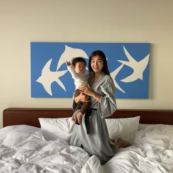 岩上陽子のインスタグラム：「プラスティック素材のアメニティはひとつもなかった🌳* トレーナー生地っぽいバスローブ快適🛌* *  #acehotelkyoto * * * #京都旅行#子育てママ#ママライフ#子連れ旅行#ママコーデ#ママコーディネート#コヅレ#コズレ#子連れ#旅スタグラム#たびすたぐらむ#京都ホテル#エースホテル京都#0歳児ママ#11ヶ月ベビー#１１ヶ月 #11ヶ月女の子 #acehotel#京都観光#エースホテル#子連れ旅#0歳児#抱っこ紐#抱っこ紐コーデ#バスローブ#ホテルステイ#ベッドルーム#ベッドルームインテリア」
