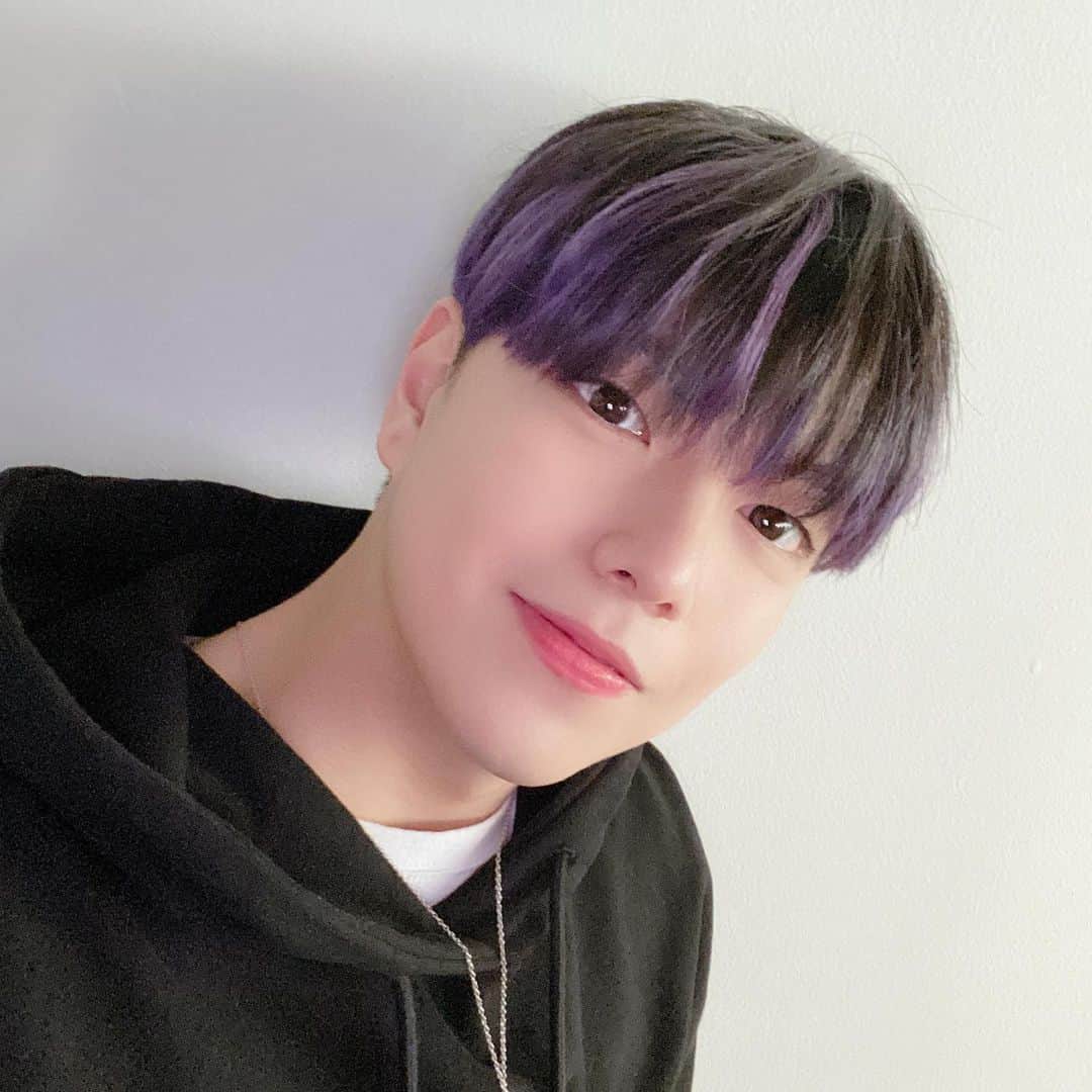 チ・ミンヒョクのインスタグラム：「Actually, hair extension on my head😂 Not my hair💜 #사실#내머리아님#붙임머리 . . 아참! 급하게 멋진 머리 해주신 우리 하영 실장님 정말 감사합니다😁 메이크업 해주신 지원 실장 님두!!!ㅎㅎ @jeong0000000007 @kangjiwon0708」