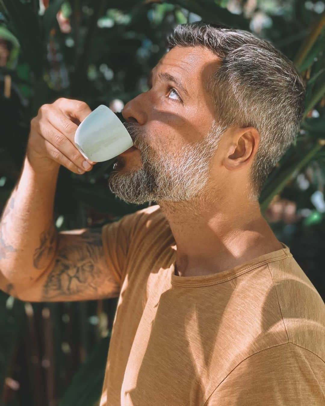 Bruno Gagliassoさんのインスタグラム写真 - (Bruno GagliassoInstagram)「Se liga nessa novidade da @nespresso.br: agora, todos os consumidores de qualquer lugar do Brasil têm acesso a uma solução de reciclagem. Então, se você não tem um ponto de coleta perto de você, pode mandar as cápsulas usadas por Correios e, o melhor, DE GRAÇA! Essa iniciativa faz parte do fechamento da meta THE POSITIVE CUP, que foi concluída com sucesso pela Nespresso. Nada melhor como fechar o ano assim, não é? Dá uma olhada nos meus stories que lá eu conto todos os detalhes. ☕️ 🌱🌳🌲 #MomentoNespresso #ThePositiveCup #publi」12月16日 22時55分 - brunogagliasso