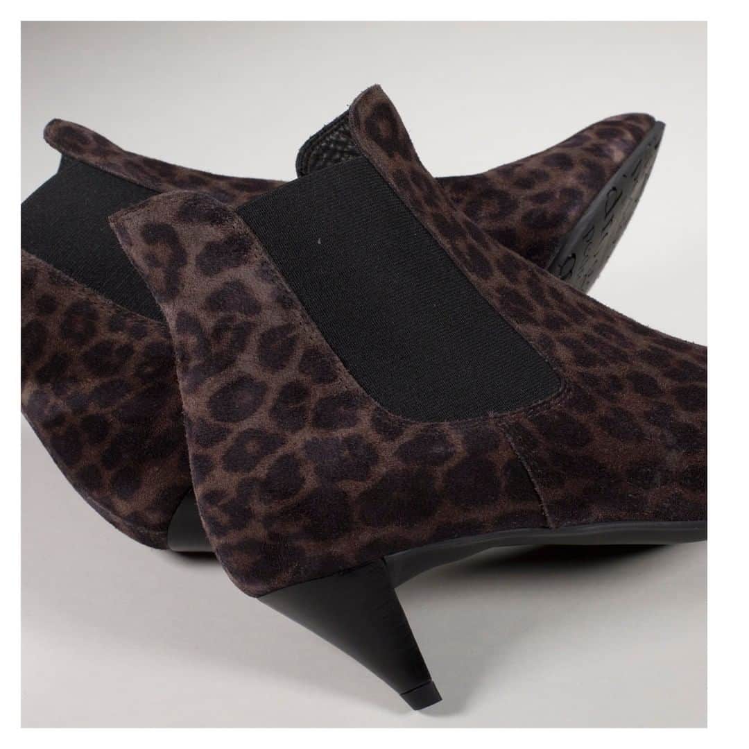 ペドロガルシアのインスタグラム：「Lend looks preternally cool vibes in split suede ankle boots. Style: Amara/ cone-heel chelsea boot in slate leopard velour. #pedrogarciashoes #madeinspain」