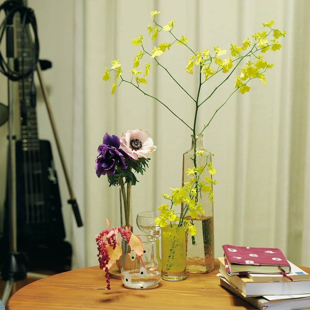 ginza magazineさんのインスタグラム写真 - (ginza magazineInstagram)「【長く一緒に過ごすもの】 ミュージシャン・塩塚モエカさんが長年愛用しているアイテムは「フラワーベース」  「羊文学」の塩塚モエカさんが 身の周りに置きたいと思うのは、きれいな色の花と花器。 レコーディングの合間に買うこともある、フラワーベースの話。  「木もそうですが、イキイキしたものに囲まれていると気分も変わりますよね。きれいな色の花を置くだけで部屋が明るく見える。それがあるだけでありふれた毎日の景色がちょっと豊かになる。そういうものに、美しさを感じます」  発売中の1月号では様々なフィールドで活躍する6人に愛用している相棒を聞きました。 @ginzamagazine   #ginzamagazine #センスのいい人が毎日使うもの #日用品 #日用品リスト #愛用品 #dailyitemshop #塩塚モエカ #羊文学 #ミュージシャン #フラワーベース #花瓶 #花 #花のある暮らし #食器 #グラス #ガラス器 #アート」12月16日 22時48分 - ginzamagazine