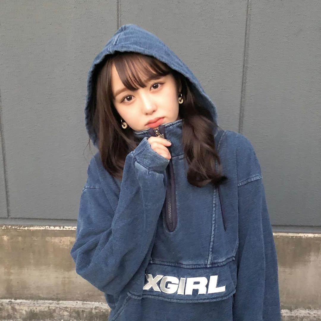 伊藤小春のインスタグラム：「・﻿ サンタさんに何を頼もうか急ぎで考えています﻿ きっと今年も来てくれるはず（圧）﻿ ﻿ ﻿ 「去年のクリスマス何してたかな〜」﻿ ってカメラフォルダを遡ったら、﻿ 一人ラーメンin日本橋してました！笑﻿ ﻿ ﻿ 3枚目はその時のラーメンです🍥﻿ お腹すいた〜〜〜🤤」