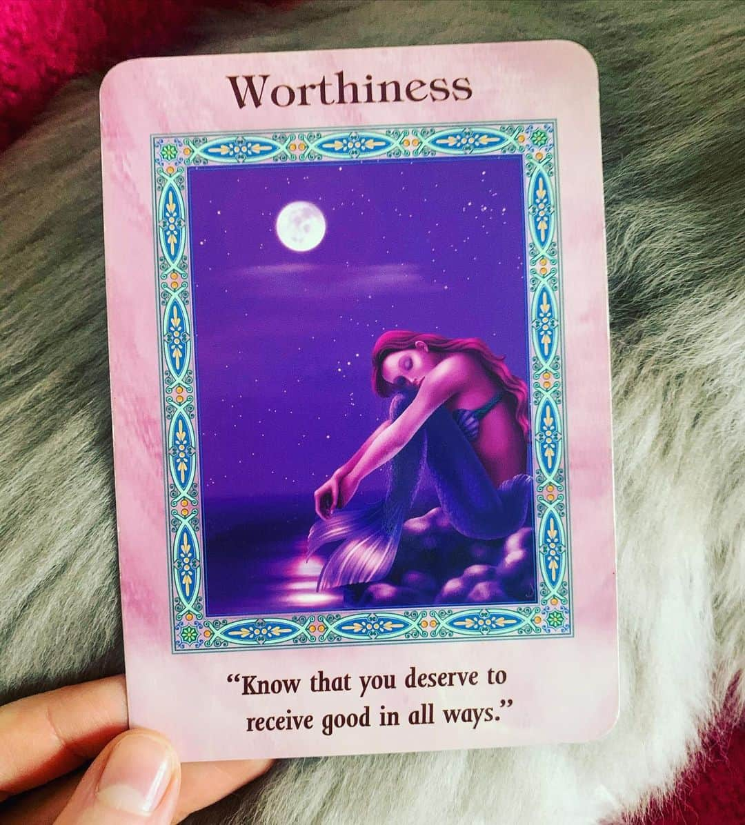 イヴァナ・リンチのインスタグラム：「Felt compelled to share this beautiful card I pulled at the New Moon a couple days ago 🌚 I don’t generally share these insights as they feel too personal but this one feels like one everyone could do with remembering about themselves. The card description reads:⁣ “You’ve been blocking your manifestations due to deep-seated beliefs that you don’t deserve them. Manifestations aren’t rewards for good behaviour - they’re effects of your thoughts, beliefs, feelings, and actions...Accepting heaven’s help isn’t just about you personally; it’s about allowing yourself to be helped so that you can help others.” I have found the second part of this year SO challenging. The first half of lockdown, I was that smug bitch rhapsodising about how many books I’d read and yay I can finally write my book (sorry). Ughhhh did that feeling evaporate quick! I rely heavily on creative visualisation as part of my mental health practice and the last few months things just haven’t been manifesting at the rate I’m used to and I’ve been feeling this intense listlessness and a sense of being totally disconnected from the things I love. The universe is all ‘not yet, not yet’ but I am desperate for the answers to show up. That is the hard part about manifestation, when it doesn’t work out as you visualised it is hard not to take it personally, to turn the criticism inwards as something you’re doing wrong, or something about you that is wrong. I tried to do my new moon wishes the other day and instead just cried because I was sick of making wishes and setting intentions that didn’t come true, and then stewing in this feeling of being fundamentally flawed for months afterwards. So I set no intentions this new moon and instead wrote my feelings out and then pulled this card! I had completely forgotten that manifestations aren’t prizes for being a very good little human and doing everything right, and the crucial last step of manifesting is surrendering and trusting it will all work out in the right time...Anywayyy, it’s been a while since I’ve been properly vulnerable online because I’ve been so busy trying to manifest and control things... now to work on surrendering. I see you, 2020 🙃」