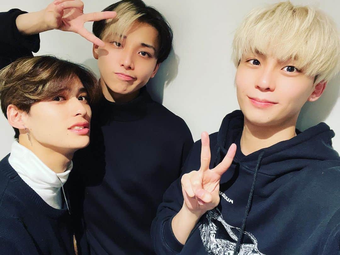 沢村玲/REIのインスタグラム：「今日はcookpadLiveありがとう😊  哲汰と颯斗が番組盛り上げてくれましたー！！  1/13もよろしくね！  そして、オンラインライブ12/23迫ってるよー！  そちらもよろしく！  #ONOXmasLive #ワンエン #cookpadLive #ワンエンキッチンバトル  #料理男子」