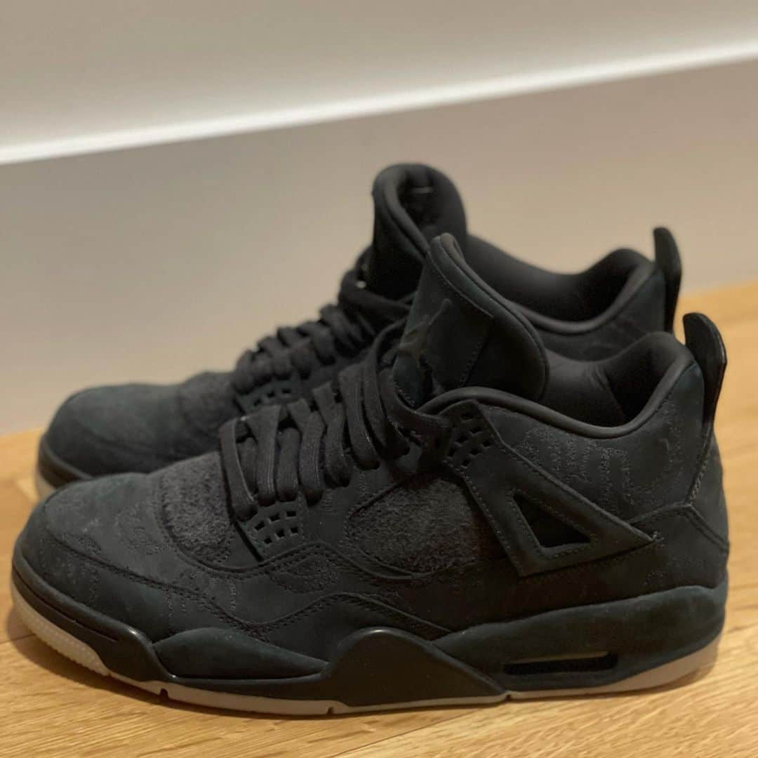 KAWSONEさんのインスタグラム写真 - (KAWSONEInstagram)「Snow day 🤷‍♂️... #KAWS @jumpman23 2017 #Jordan #Jordan4」12月16日 22時57分 - kaws