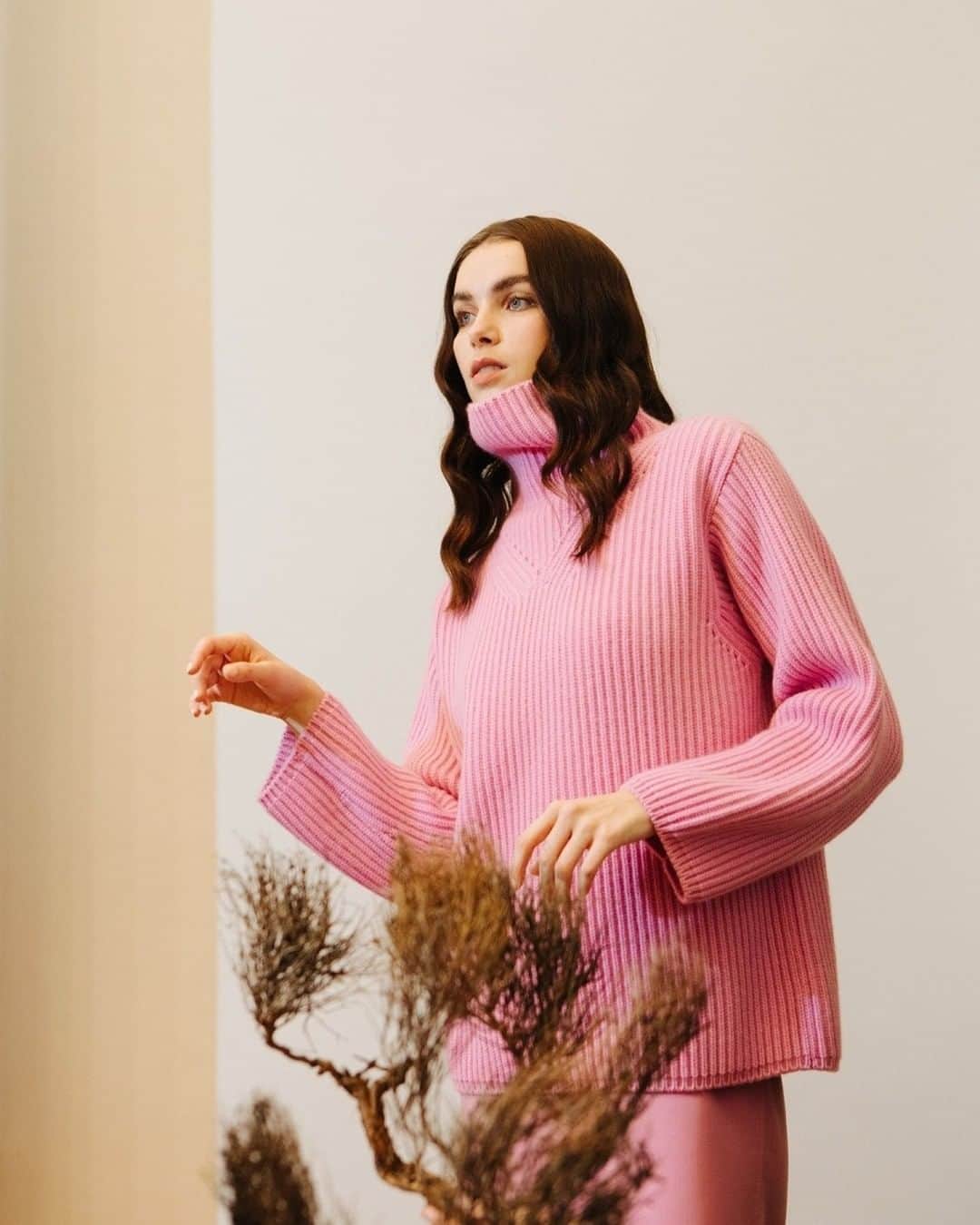 ミラショーンのインスタグラム：「Armony in pink ⠀ ⠀ ⠀ #milaschon #pinkdresses #fashioneditorial #pinkcardigan  #totalpink #pinksweater」
