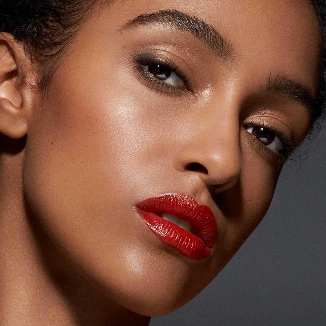 のインスタグラム：「Holiday cheer, whether far or near ❤️ A bold red lip is the perfect pick-me-up this season – plus it looks gorgeous on video chat or for a small gathering! 💄 Makeup look by #EsteeArtist @esteepro_emmatillman 💋 (Model wears #PureColorEnvy Lipstick in Carnal 520)」