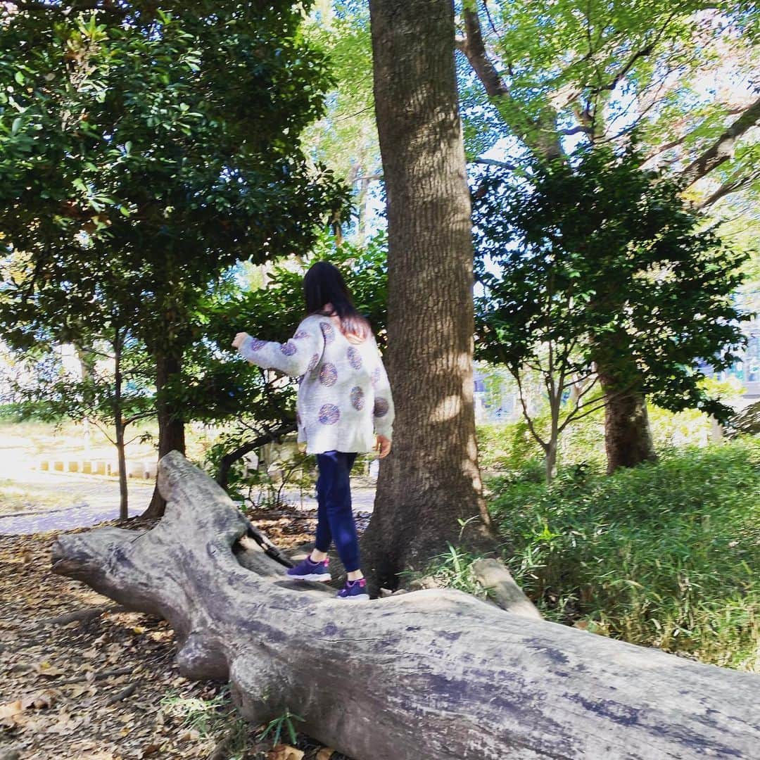 高岡早紀 さんのインスタグラム写真 - (高岡早紀 Instagram)「娘と散歩。 久しぶりに来た近所の公園。 何故か懐かしい気分になる。。」12月16日 23時00分 - saki_takaoka