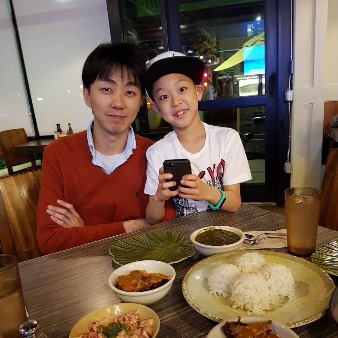 チョン・テウさんのインスタグラム写真 - (チョン・テウInstagram)「하와이에 있는 친구가 보내온 선물🎁 - 미국현지도 힘들텐데.. 이렇게 한국 걱정을 해주고  가족들이랑 먹으라고 선물보내줬네. 내가 좋아하는 코나커피도.. 눈물난다야😭 - 이거 보니까 당장이라도 하와이로 날아가고 싶다✈️ 내년엔 꼭 만날 수 있길 바란다 친구야. #옛날사진투척 #하와이」12月16日 23時00分 - _jungtaewoo