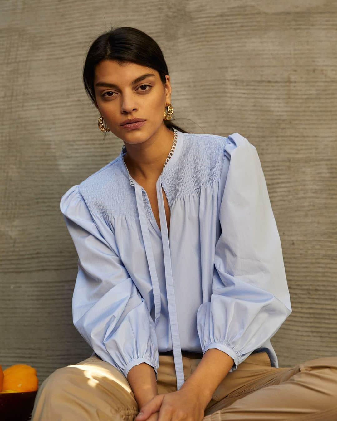 デレクラムのインスタグラム：「Pretty and polished in the Auston Smocked Blouse.」