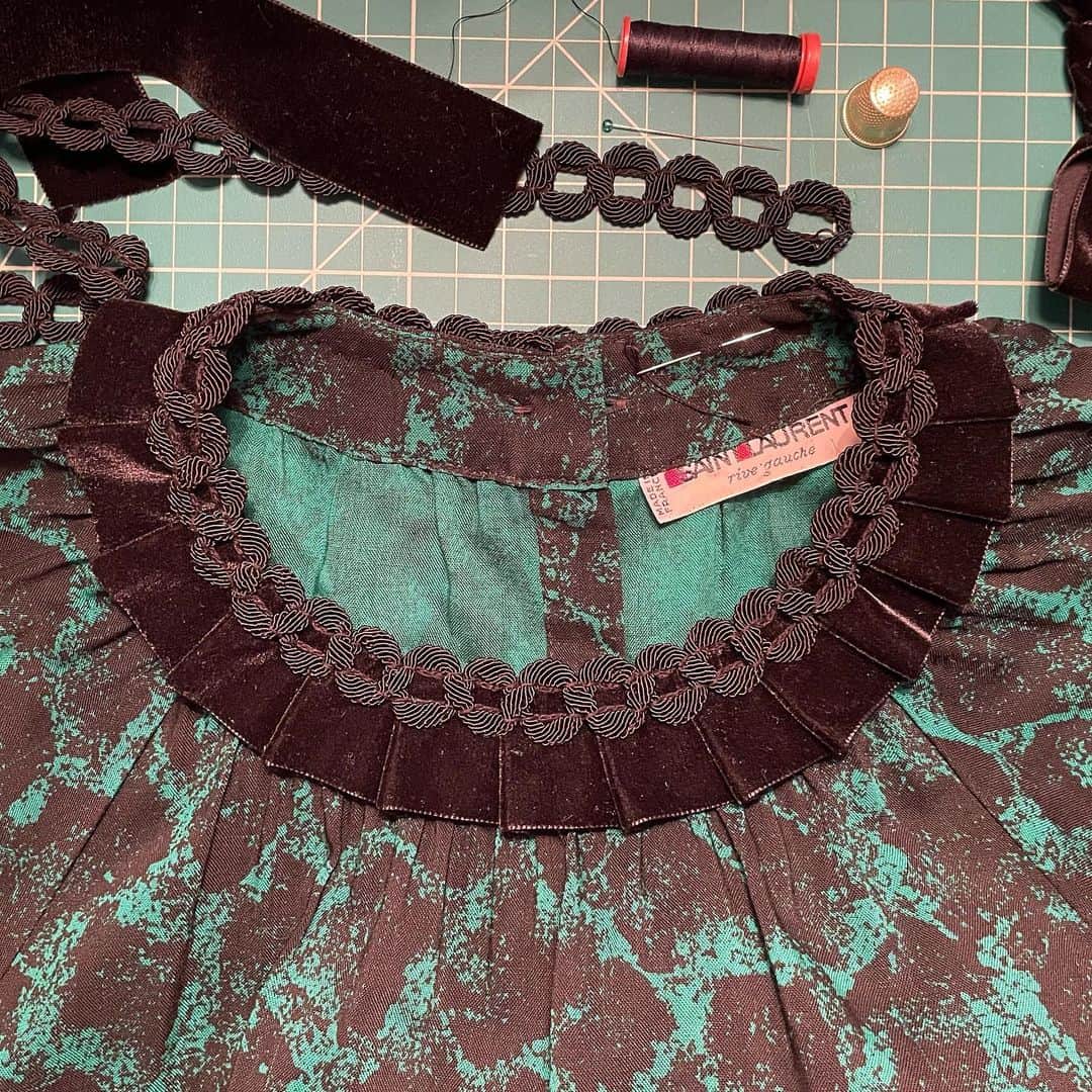 オランピアルタンのインスタグラム：「Gave my old YSL dress a festive touch 🖤💚🪡🪡🪡💚🖤 (vintage YSL originally from @marlenewetherell) #upcycling #feelingcrafty #i❤️velvetruffles #i❤️passementerie」