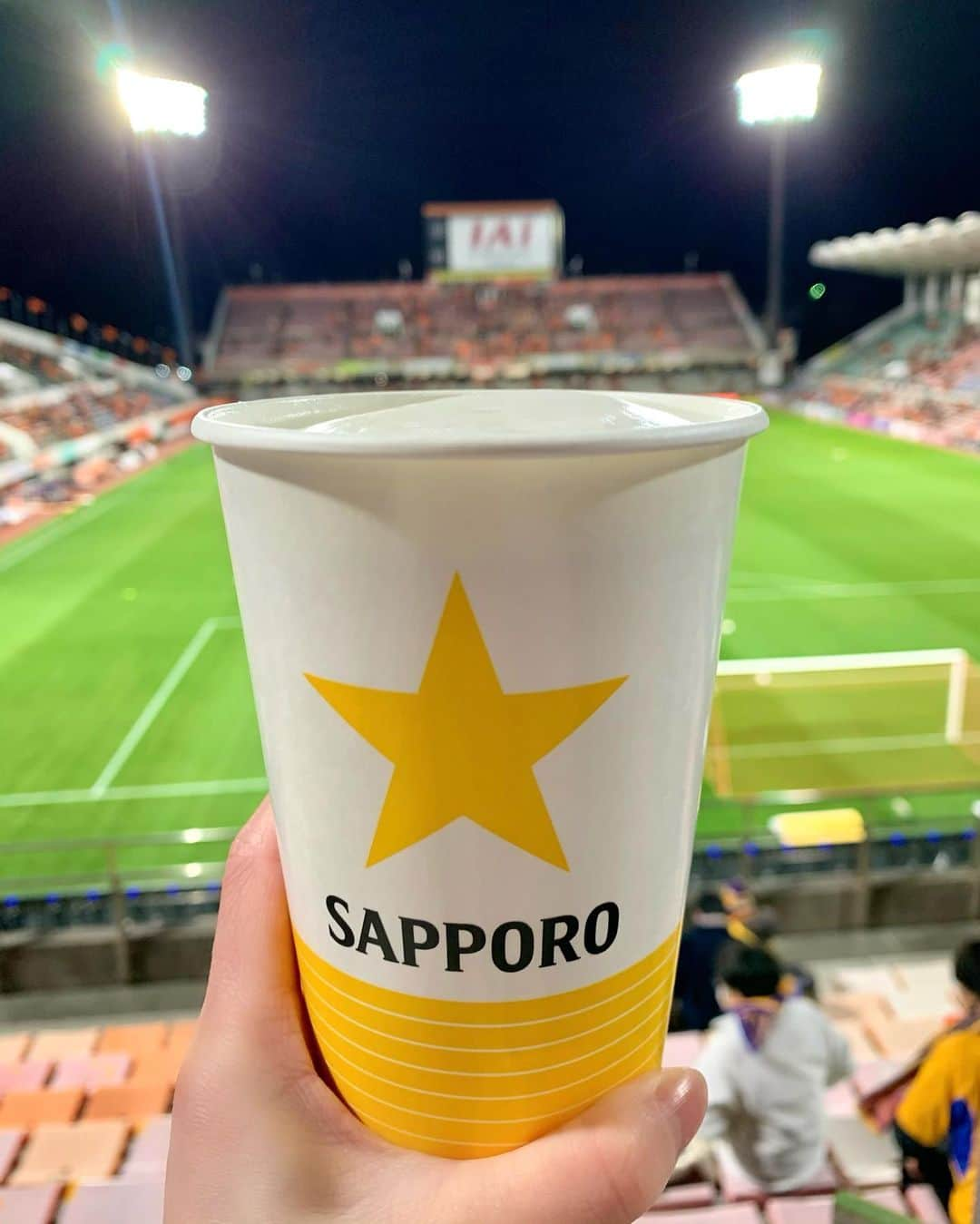 峰麻美さんのインスタグラム写真 - (峰麻美Instagram)「💛🍺💙  #football #soccer #jleague #spulse  #vegalta #beer #ilovebeer  #beerstagram  #清水エスパルス #ベガルタ仙台 #iaiスタジアム日本平  #サッポロビール #ビールクズ #ビール好き女子 #居酒屋すたじあむ清水店 #極寒 #気温4度 #しかも強風 #ナチュラルに #チンカチンカに冷やっこいルービー  #なぎら健壱」12月16日 23時12分 - asaaaaami.0702