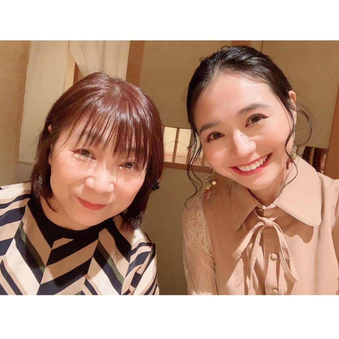 緑川静香さんのインスタグラム写真 - (緑川静香Instagram)「大分前の話になってしまいましたが…大好きなママのお誕生日をお祝いしました😌✨﻿ ﻿ プレゼント買って、大好きなお寿司屋さんに行って、バーでサプライズ☺️﻿ ﻿ なんとその様子を本日更新のYouTubeにて公開❤️﻿ ﻿ 少し照れくさいですが、日頃の感謝の気持ちを伝えられたかな…と🥰﻿ ﻿ カオスなシーンもあるかと思いますが…よかったら観てください😂笑﻿ ﻿ 改めて大好きなママ、お誕生日おめでとう☺️🎉🎂✨✨✨﻿ ﻿ #birthday #birthdaypresent #birthdaycake #birthdayparty #ilovemother #mymother  #誕生日ケーキ は去年の誕生日会の時の写真をプリントしたもの #二人とも泣き顔 #ママの大好きなイカをたくさん食べてもらえてよかったぁ #大好き大好き #幸せにできるよう頑張るよ」12月16日 23時12分 - midorikawa_shizuka