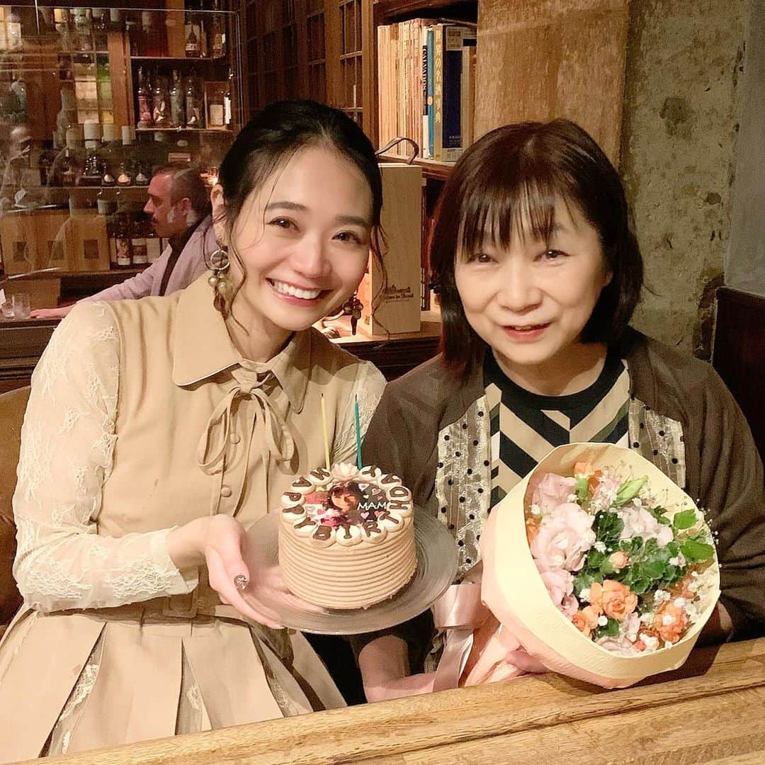 緑川静香のインスタグラム：「大分前の話になってしまいましたが…大好きなママのお誕生日をお祝いしました😌✨﻿ ﻿ プレゼント買って、大好きなお寿司屋さんに行って、バーでサプライズ☺️﻿ ﻿ なんとその様子を本日更新のYouTubeにて公開❤️﻿ ﻿ 少し照れくさいですが、日頃の感謝の気持ちを伝えられたかな…と🥰﻿ ﻿ カオスなシーンもあるかと思いますが…よかったら観てください😂笑﻿ ﻿ 改めて大好きなママ、お誕生日おめでとう☺️🎉🎂✨✨✨﻿ ﻿ #birthday #birthdaypresent #birthdaycake #birthdayparty #ilovemother #mymother  #誕生日ケーキ は去年の誕生日会の時の写真をプリントしたもの #二人とも泣き顔 #ママの大好きなイカをたくさん食べてもらえてよかったぁ #大好き大好き #幸せにできるよう頑張るよ」