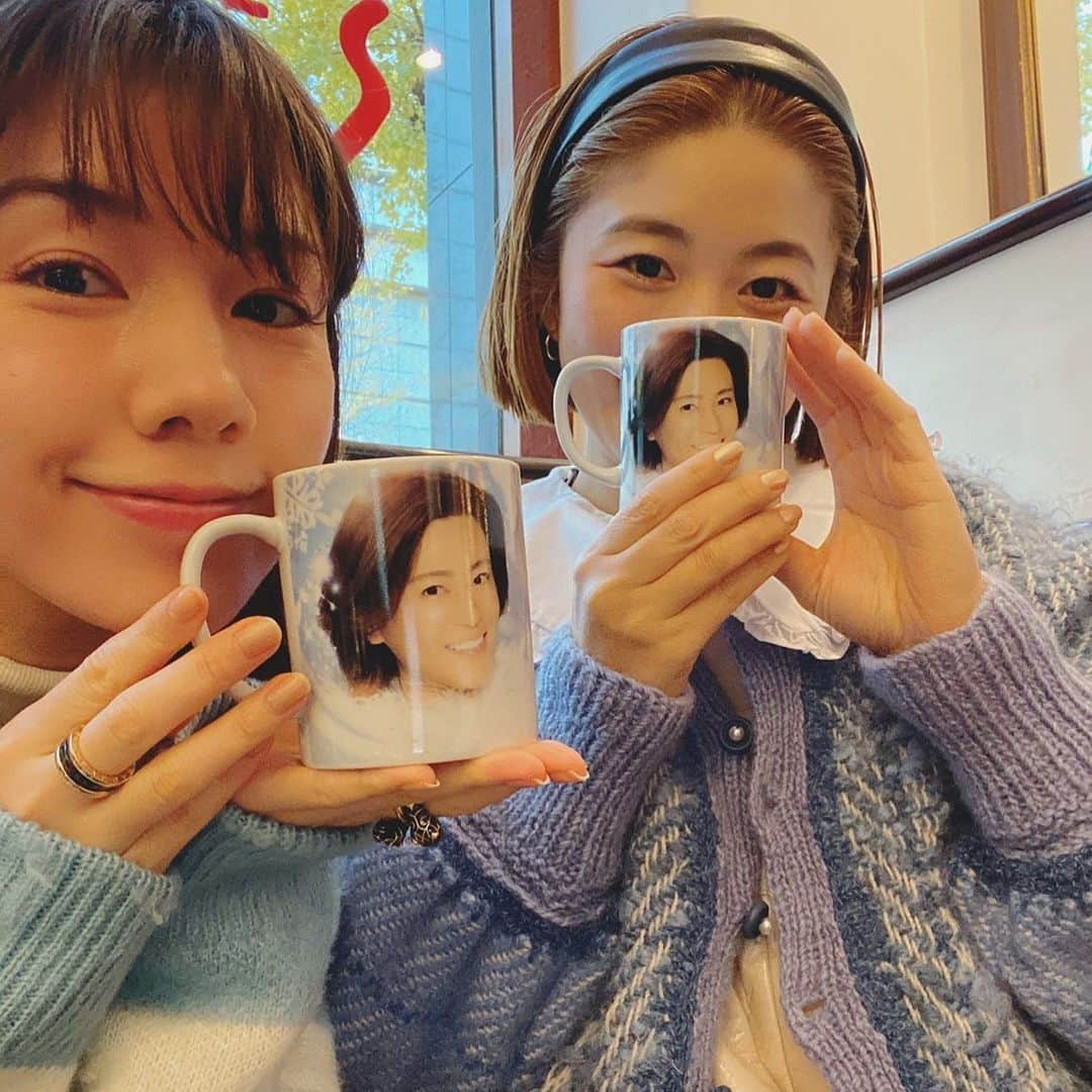 仲里依紗のインスタグラム：「kii様のライブ💖 きよし🎄この夜に よっぴーさんと行ってきました✌️💕 kii様サイコー❣️❣️❣️ ステキでした🥰 2人静かに大興奮して可愛いマグカップゲット🥳💖 久々楽しかった〜💖💖💖」